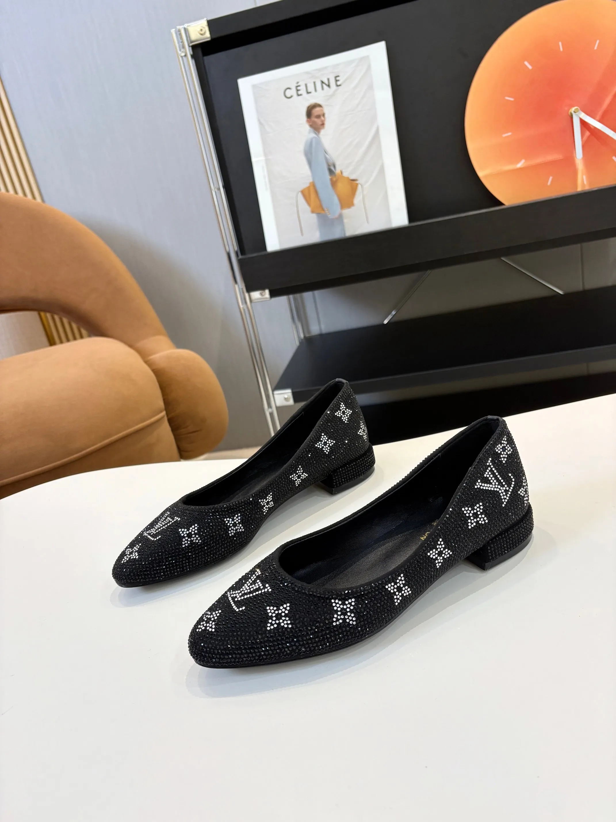👟👟Ex-factory price 520👟👟 Louis Vuitton Louis Vuitton, 2025 flat shoes, modern and fashionable in one! Meet love when you turn a corner, release a strong aura like a queen, and capture everyone's attention instantly! Fabric: LV classic presbyopia + glittering diamonds + Yang Jing Lining/foot pads: imported lambskin leather outsole Size number: 35-41